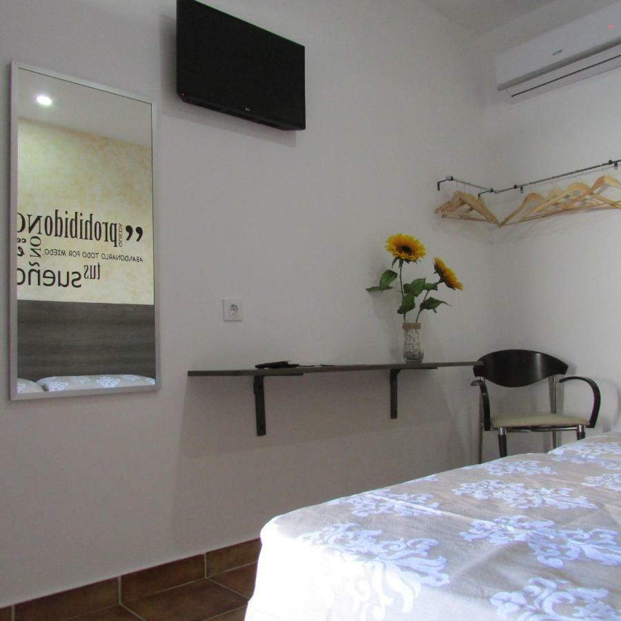 Hostal Almagro - Parking Luaran gambar