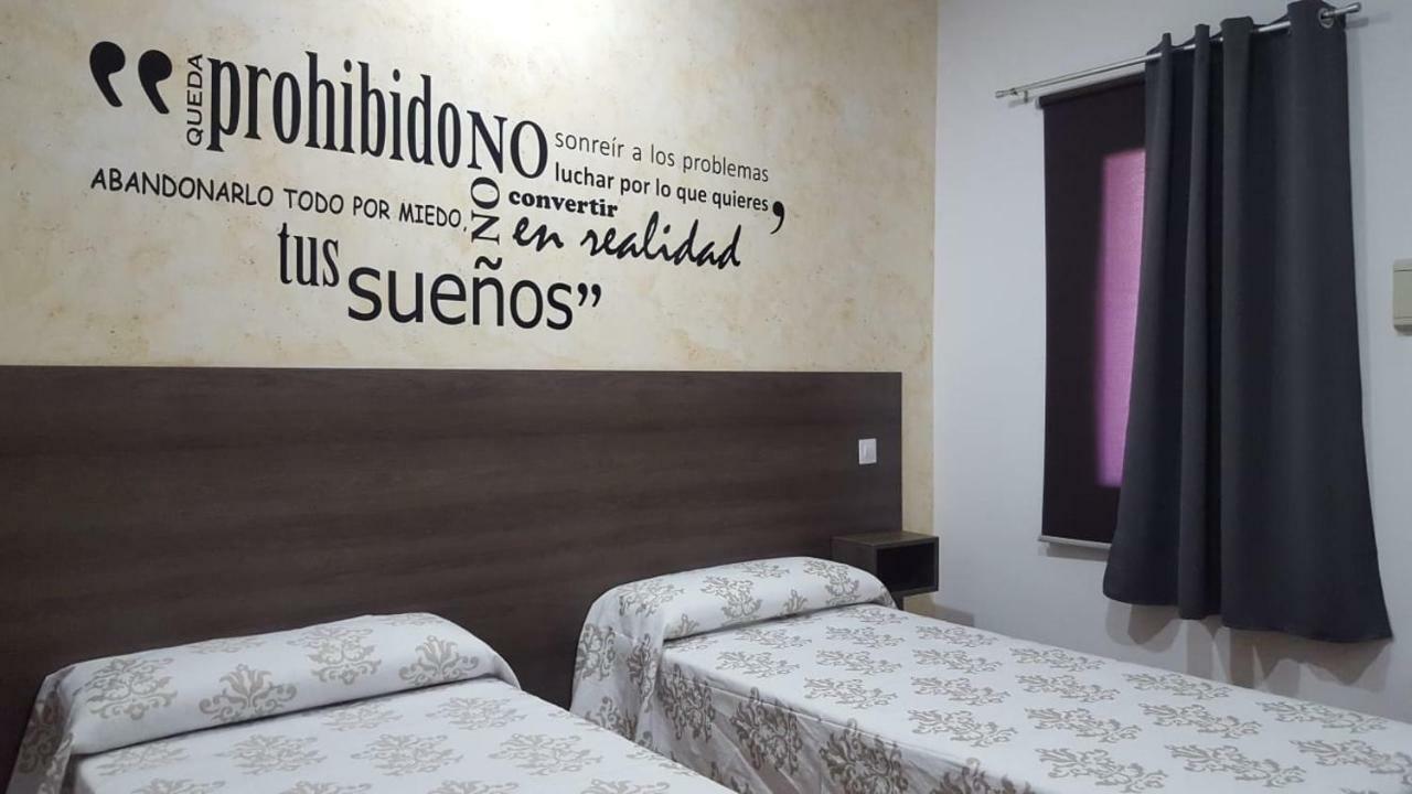 Hostal Almagro - Parking Luaran gambar