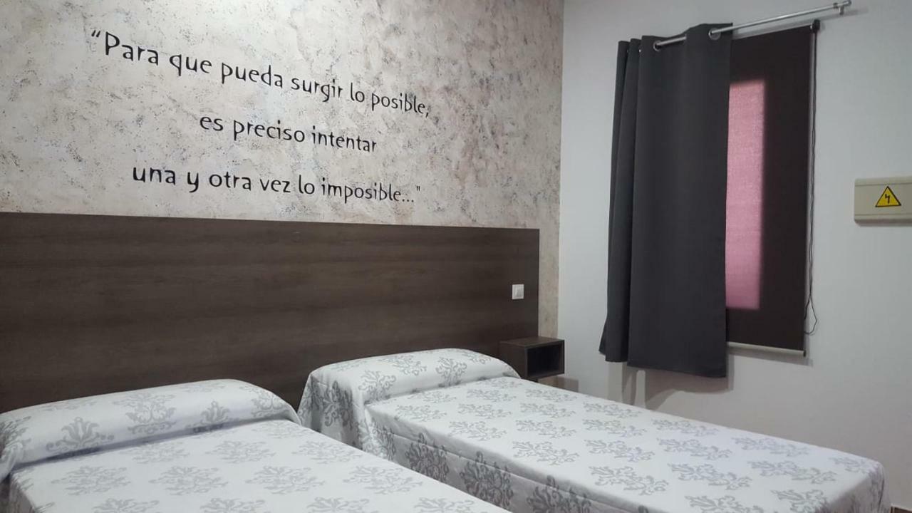 Hostal Almagro - Parking Luaran gambar