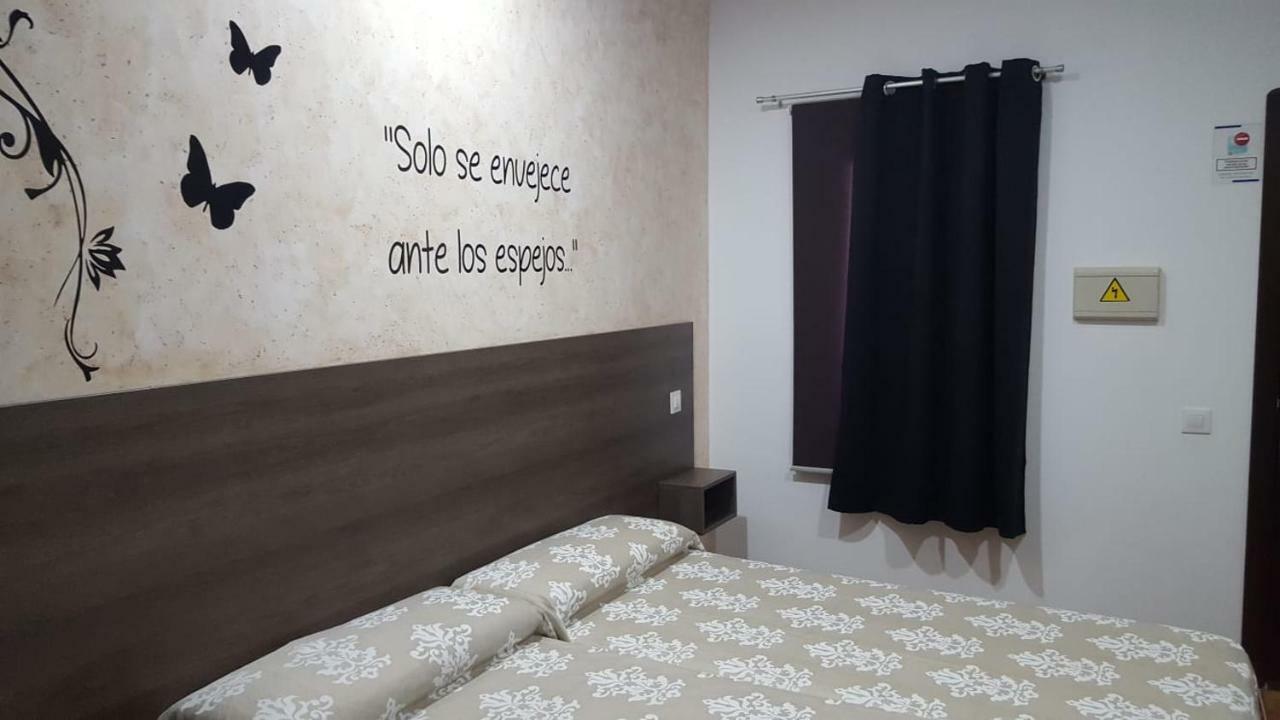 Hostal Almagro - Parking Luaran gambar