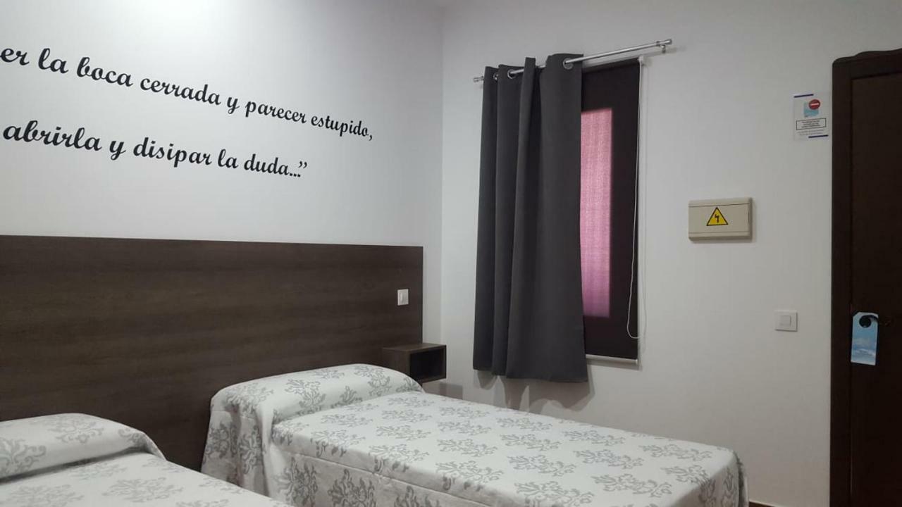Hostal Almagro - Parking Luaran gambar